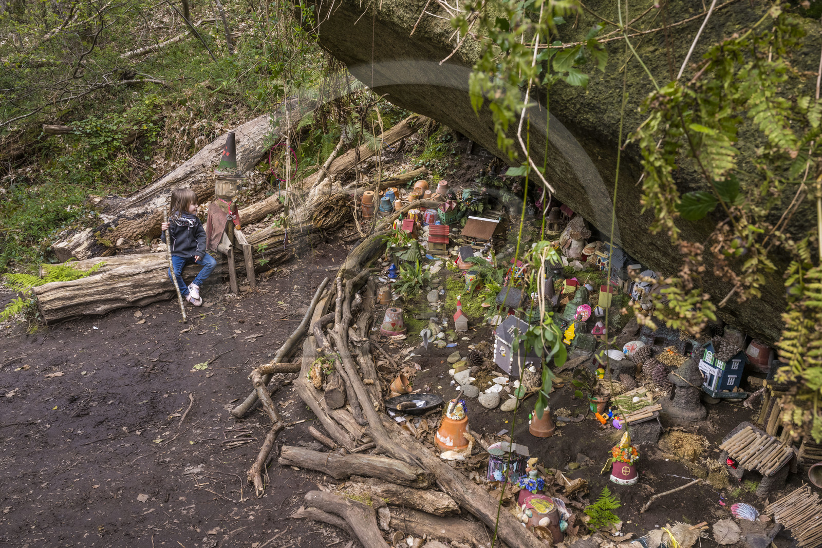 France, Côtes-d'Armor (22), Côte de Granit Rose, Trégastel, vallée des Grands Traouiero, la Maison des korrigans et ses nombreux objets déposés par les visiteurs illustre les légendes