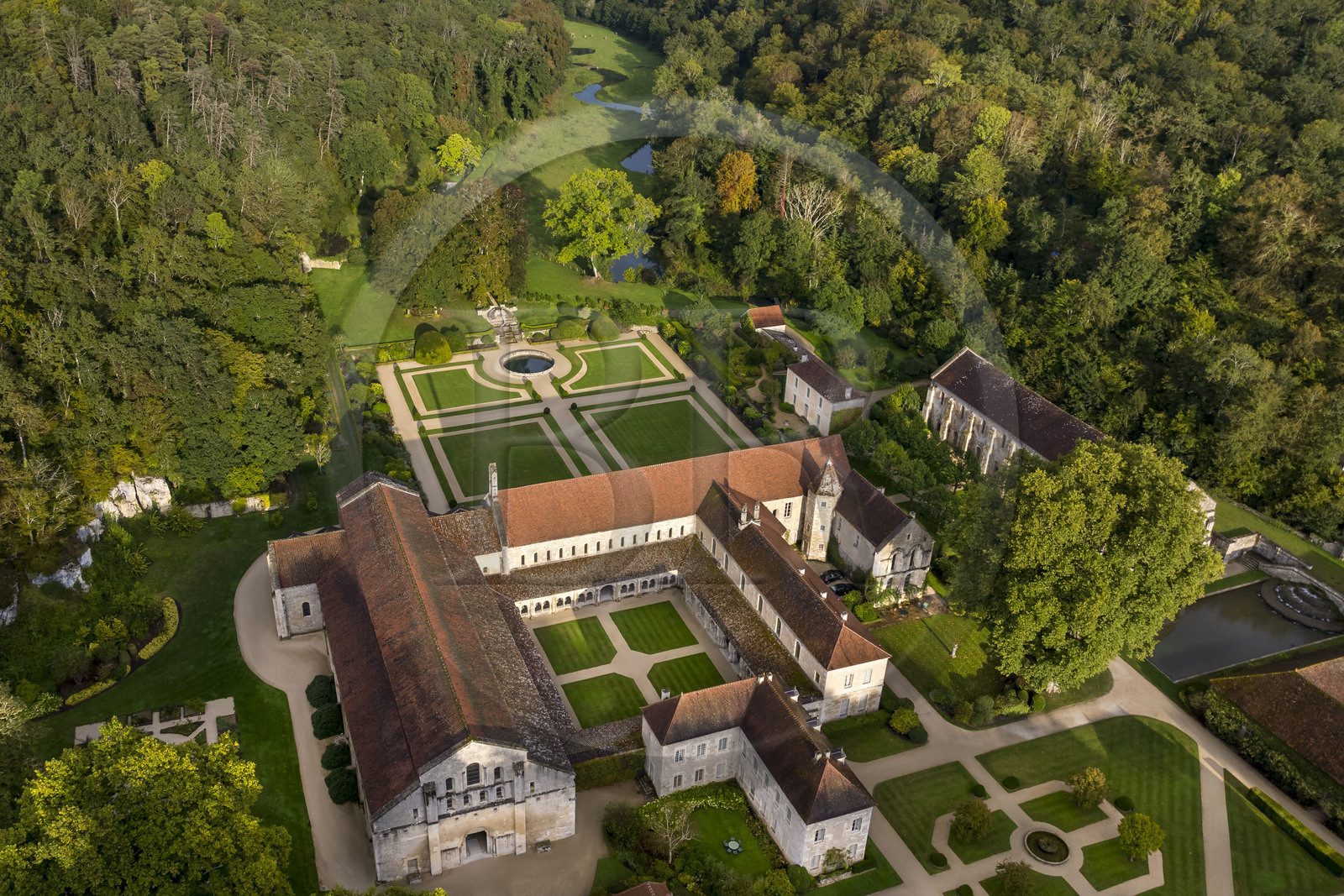 France, Côte-d'Or (21), Marmagne, l'abbaye cistercienne de Fontenay fondée en 1118, classée au Patrimoine Mondial de l'UNESCO, la vallée du ru (ruisseau) de Fontenay en arrière plan (vue aérienne)