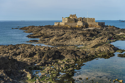 France, Ille-et-Vilaine (35), Côte d'Emeraude, Saint-Malo, Fort National conçu par Vauban et construit par Siméon Garangeau de 1689 à 1693, la plage de l'eventail à marée basse