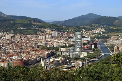 Espagne, Pays basque espagnol, Biscaye, Bilbao avec le musée Guggenheim de l'architecte Frank Gehry et la Tour Iberdrola
