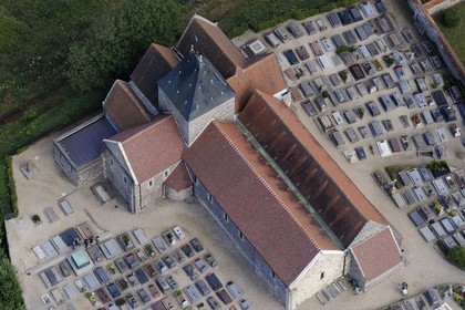 France, Seine-Maritime (76), Pays de Caux, l'église de Varengeville-sur-Mer et son cimetière marin surplombant les falaises de la Côte d'Albatre (vue aérienne)