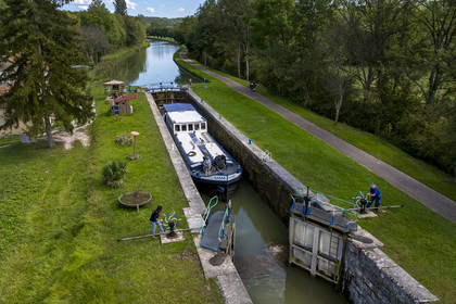 France, Côte-d'Or (21), Saint-Rémy, passage de l'écluse 68 sur le canal de Bourgogne (vue aérienne)