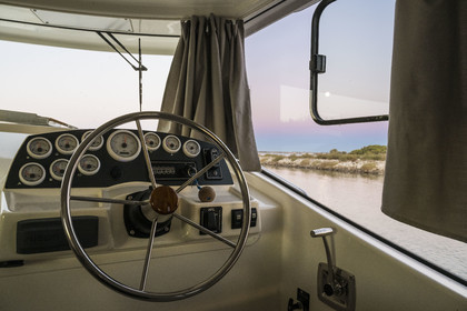 France, Hérault (34), Frontignan, poste de pilotage intérieur du bateau de plaisance Le Boat sur le canal du Rhône à Sète