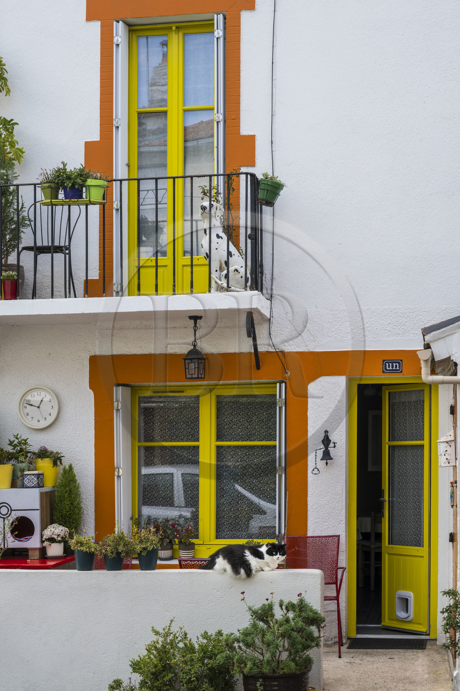 France, Loire-Atlantique (44), banlieue de Nantes, Rezé, quartier Trentemoult, maisons aux facades colorées dans les ruelles du village