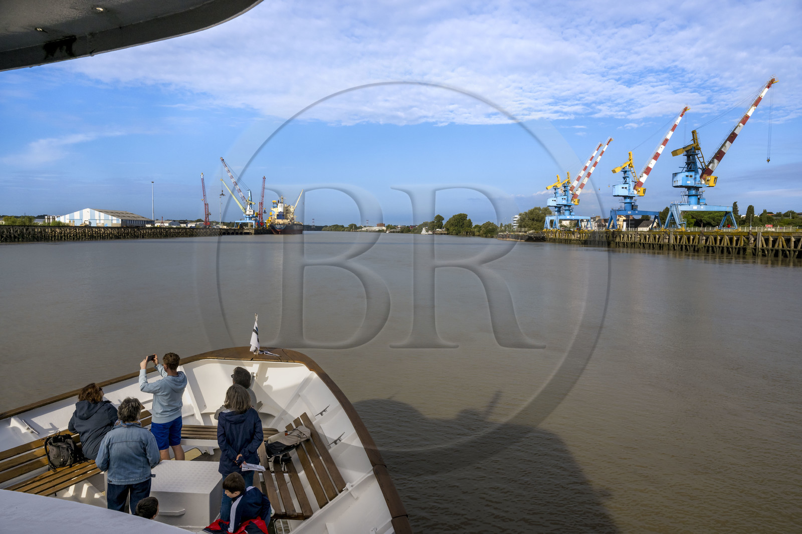 France, Loire-Atlantique (44), Nantes, bateau touristique descendant la Loire et les quais du port de commerce de Nantes à Cheviré sur la rive gauche et à Roche-Maurice sur la rive droite