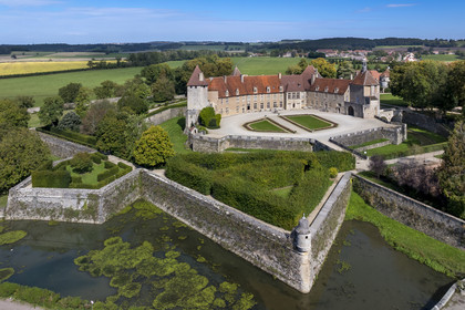 France, Côte-d'Or (21), Epoisses, le château d'Epoisses et sa double enceinte fortifiée (vue aérienne)