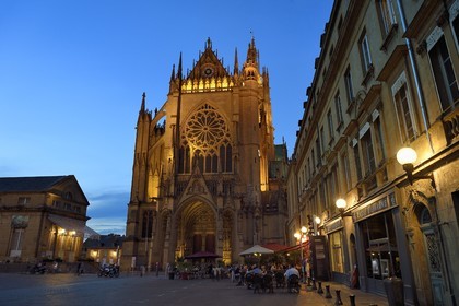 France, Moselle, Metz, Saint Etienne cathedral in pierre de Jaumont (stone of Jaumont), western facade above the main portal (Virgin portal) and Café terrace place Jean Paul 2