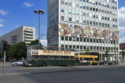 Germany, Berlin, Karl-Marx Allee, Haus des Lehrers (Maison des enseignants), la peinture murale autour de l'ensemble du bâtiment est concue dans le style de l'art mural mexicain par l'artiste Walter Womacka, elle est intitulée Unser Leben (Notre vie) et dépeint divers groupes professionnels et des aspects de la vie en RDA