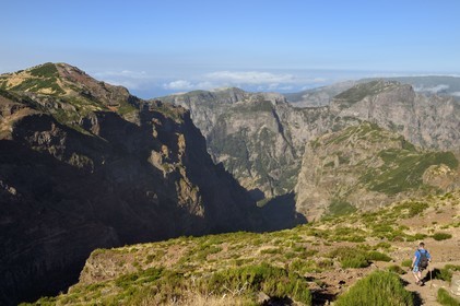 Portugal, Madeira Island, Vereda do Areeiro hike between Pico Ruivo (1862m) and Pico Arieiro (1817m), the Nuns valley in the background