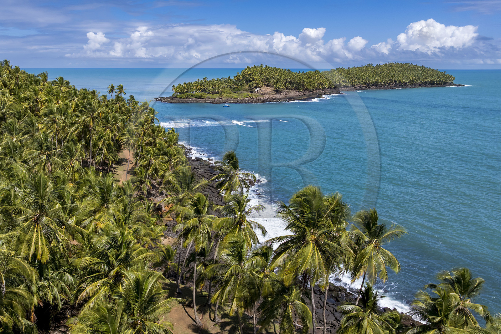 France, Guyane, Kourou, Iles du Salut, l'Ile du Diable en face de l'Ile Royale a servi de bagne aux prisonniers politiques dont Alfred Dreyfus (vue aérienne)
