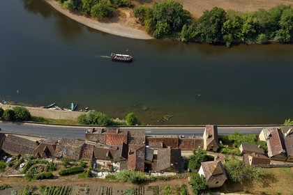 France, Dordogne (24), Périgord Noir, vallée de la Dordogne, Beynac-et-Cazenac, labellisé Les Plus Beaux Villages de France, gabarre sur la Dordogne aux abords du village médiéval