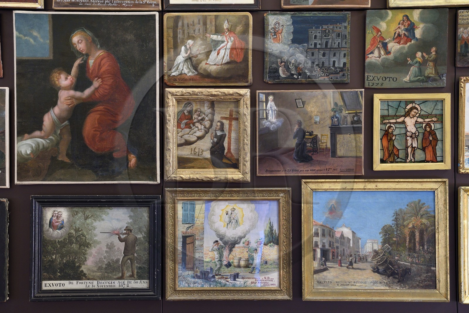 France, Var (83), Hyères, collegiale Saint Paul (XIIème siècle), elle abrite une exposition permanente de 432 ex-votos, chacun illustrant une scène de la vie quotidienne face à une situation définie de péril ou de menace