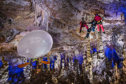 France, Gard (30), Méjannes-le-Clap, grotte de La Salamandre, descente en rappel et découverte de la grotte en Aéroplume®, un ballon dirigeable individuel gonflé à l'hélium qui permet de s'envoler en battant des ailes
