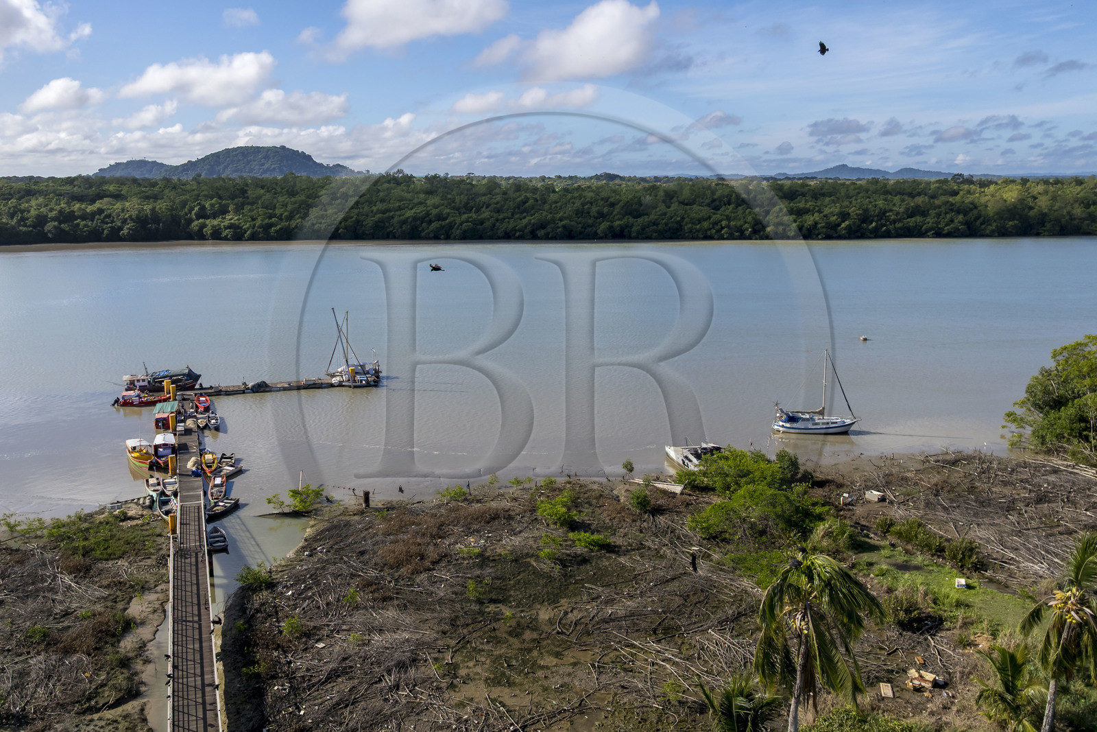 France, Guyane, Kourou, le ponton des pêcheurs sur l'estuaire du fleuve Kourou à proximité de la gare maritime des Balourous (vue aérienne)