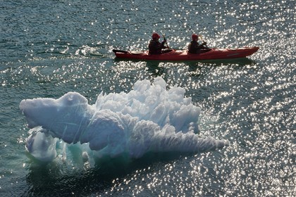 Groenland, cote ouest, baie de Disko, baie de Quervain, kayak progressant au milieu des icebergs