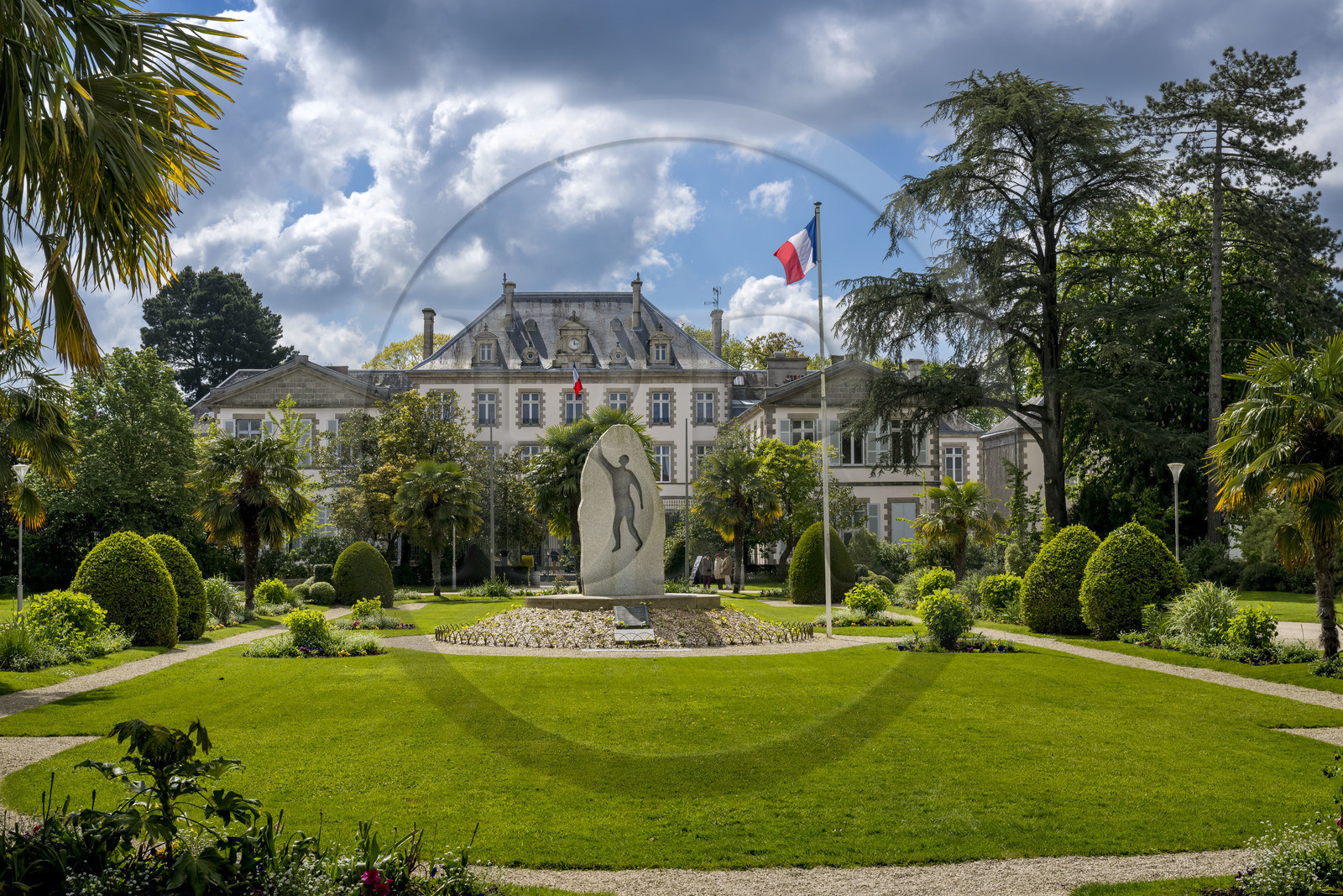France, Vendée (85), La Roche-sur-Yon, le jardin de la préfecture et la préfecture (1818)