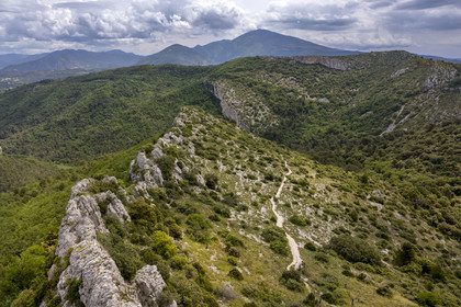 France, Vaucluse (84), Dentelles de Montmirail, les crêtes de Saint-Amand à la Pousterle aussi appelé le Pas du Loup sur le GR 4, le Mont Ventoux en arrière plan (vue aérienne)