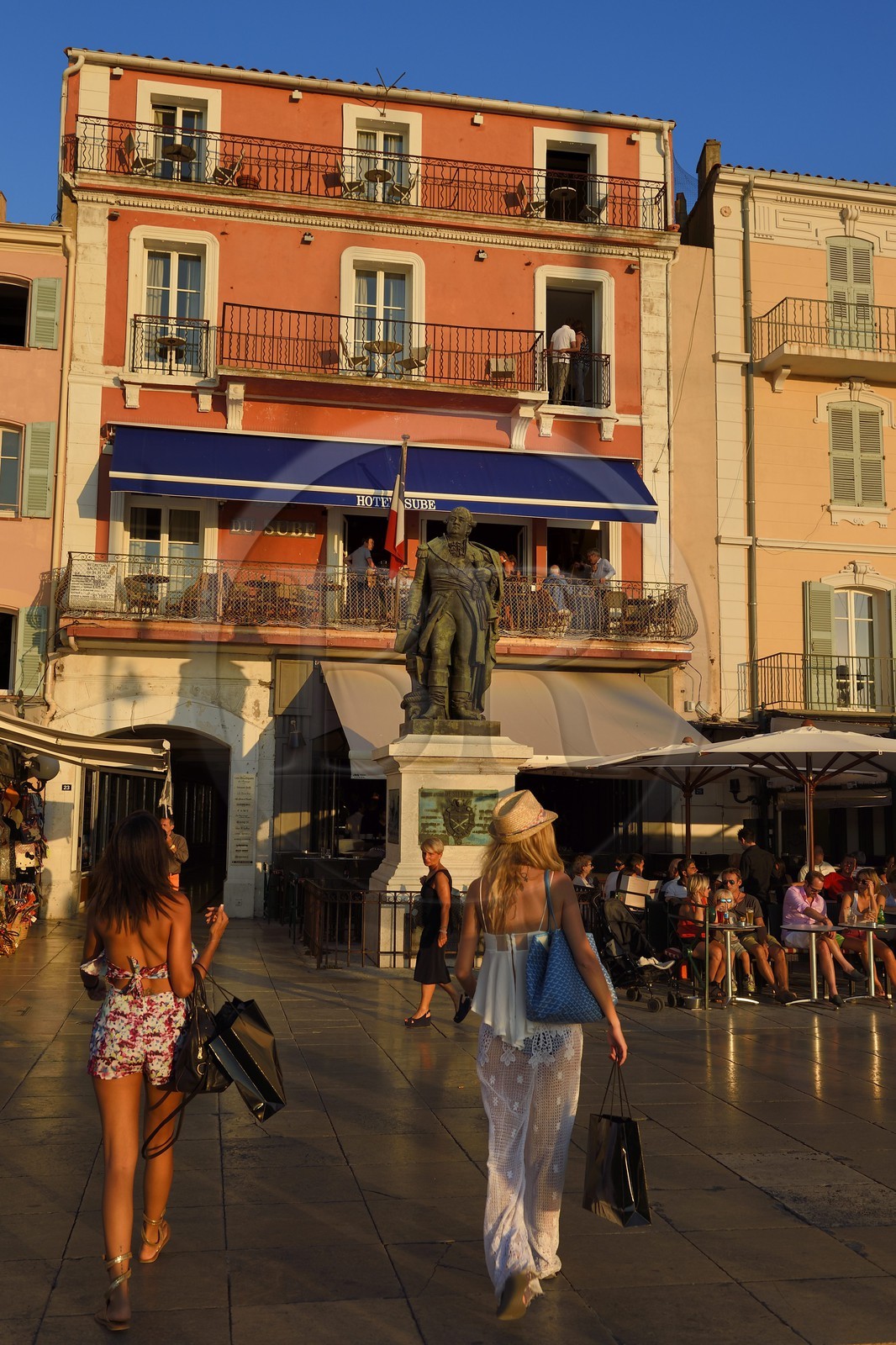 France, Var, Saint-Tropez, statue of vice-admiral Suffren and façade of the Sube hotel on Suffren wharf