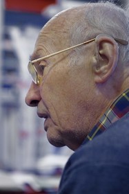 France, Paris (75), l'artiste Jacques Villeglé dans son atelier