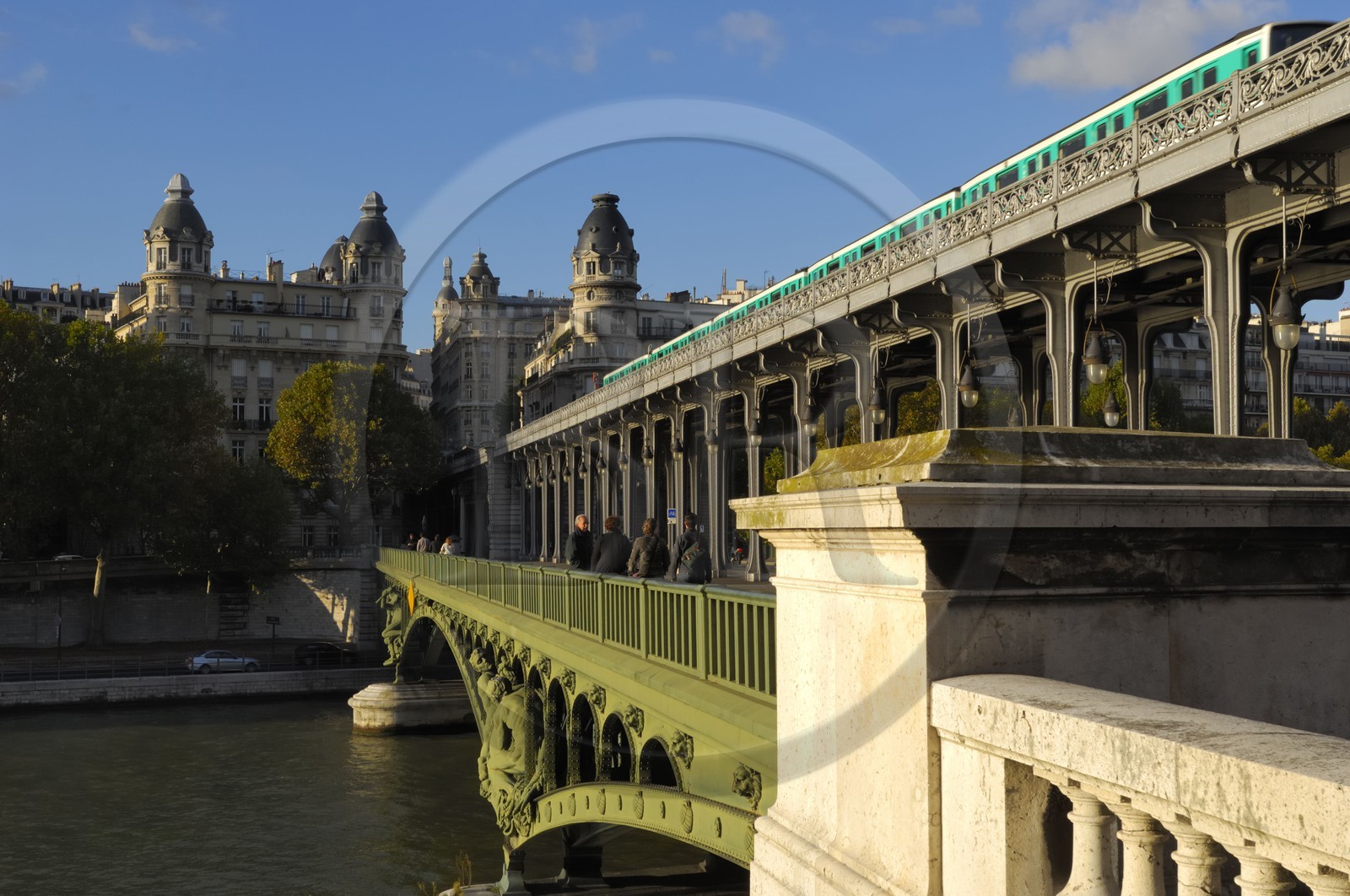 France, Paris (75), le metro sur le pont de Bir-Hakeim au dessus de la Seine