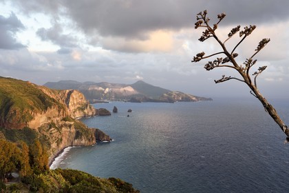 Italie, Sicile, iles Eoliennes, classées Patrimoine Mondial de l'UNESCO, Ile de Lipari, les falaises de la côte Sud-Ouest de l'île à Quattrocchi face à l'Ile de Vulcano en arrière plan