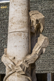 Espagne, Catalogne, Barcelone, quartier de l'Eixample, basilique de la Sagrada Familia de l'architecte du modernisme catalan Antoni Gaudi classée Patrimoine Mondial de l'UNESCO, la façade de la passion dont les sculptures ont été réalisées par Josep Maria Subirachs, la Flagellation