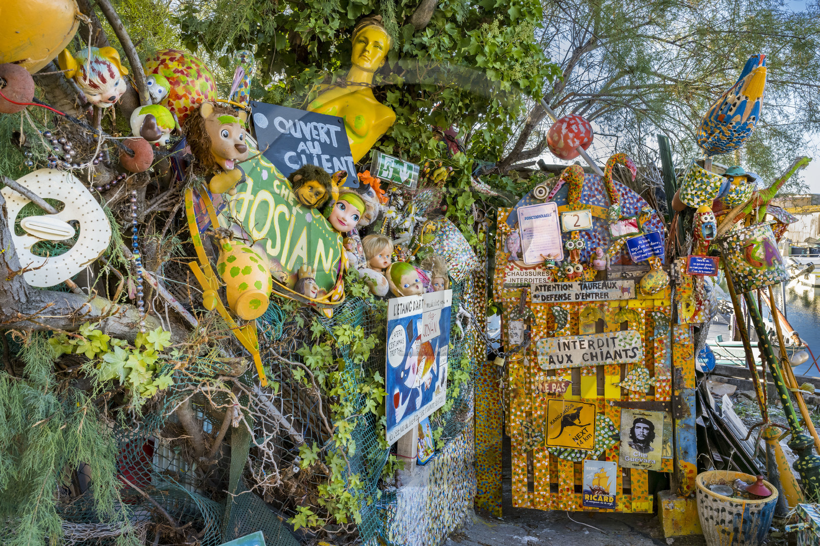 France, Hérault (34), Sète, quartier de la Pointe Courte, quartier de pecheurs sur les rives de l'étang de Thau, œuvre d'art modeste (art brut) imaginée par le pecheur retraité Josian Izoird autour de son cabanon