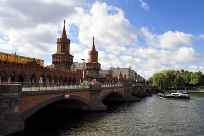 Allemagne, Berlin, Quartier Kreutzberger, Oberbaumbrucke (pont Oberbaum) sur la rivière Spree