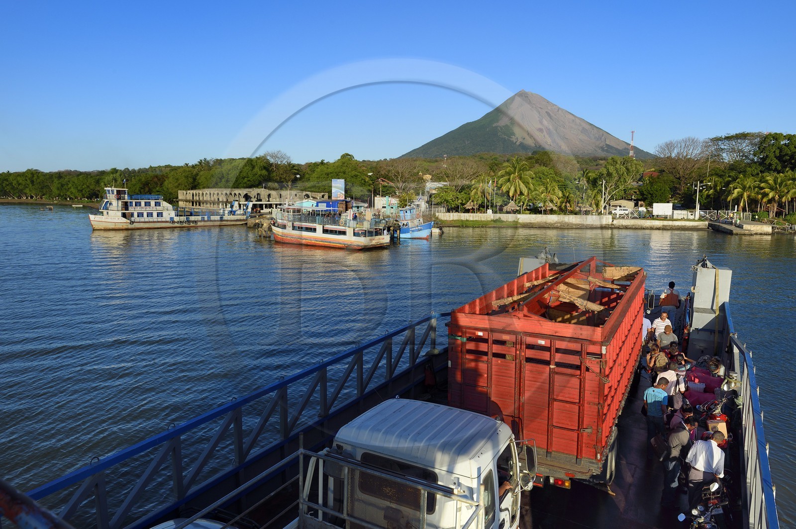 Nicaragua, Ile d'Ometepe sur le lac Nicaragua, arrivée du ferry au port de Moyagalpa avec en fond le volcan Conception (1610 m) toujours en activité