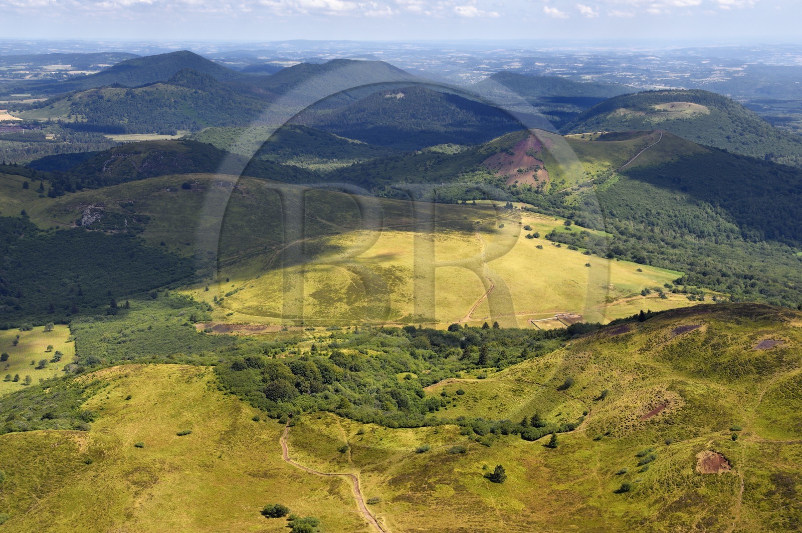 France, Puy-de-Dôme (63), Parc Naturel Régional des Volcans d'Auvergne, la partie Nord de la Chaine des Puys classée Patrimoine Mondial de l’UNESCO, le sentier menant au Traversin et au cratère du Puy Pariou