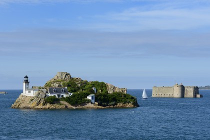 France, Finistère (29), baie de Morlaix, Carantec,  maison-phare de l'Ile Louet (aussi une maison d'hôtes en saison estivale) et le château du Taureau construit par Vauban au XVIIe siècle