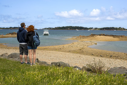 France, Côtes d'Armor (22), Ploubazlanec, vue sur l'archipel de Bréhat et bateau de liaison