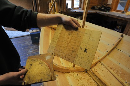 Norvège, Hordaland, Norheimsund, centre de préservation des bateaux Fartoyvernsenter, bateau en bois à rame construit traditionnellement par Bjorn Kvalvik