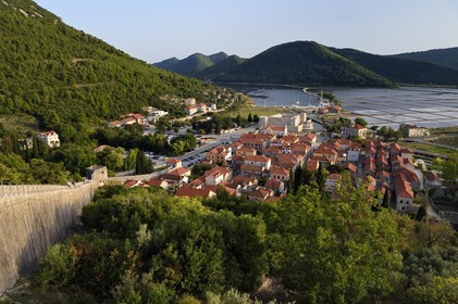 Croatia, Dalmatia, peninsula of Peljesac, the old town of Ston, the remparts and Fort Kastio, the ancient salt marshes in the background