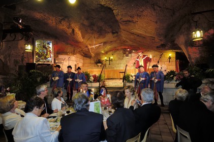 France, Indre et Loire (37), Chinon, les Caves Painctes, confrérie des bons entonneurs rabelaisiens lors du Chapitre de la Fleur