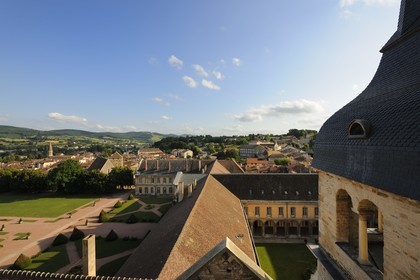 France, Saône et Loire (71), Cluny, église Saint-Marcel au fond gauche et la cour de l'école des Arts et Métiers avec le clocher de l'horloge dans l'ancienne abbaye