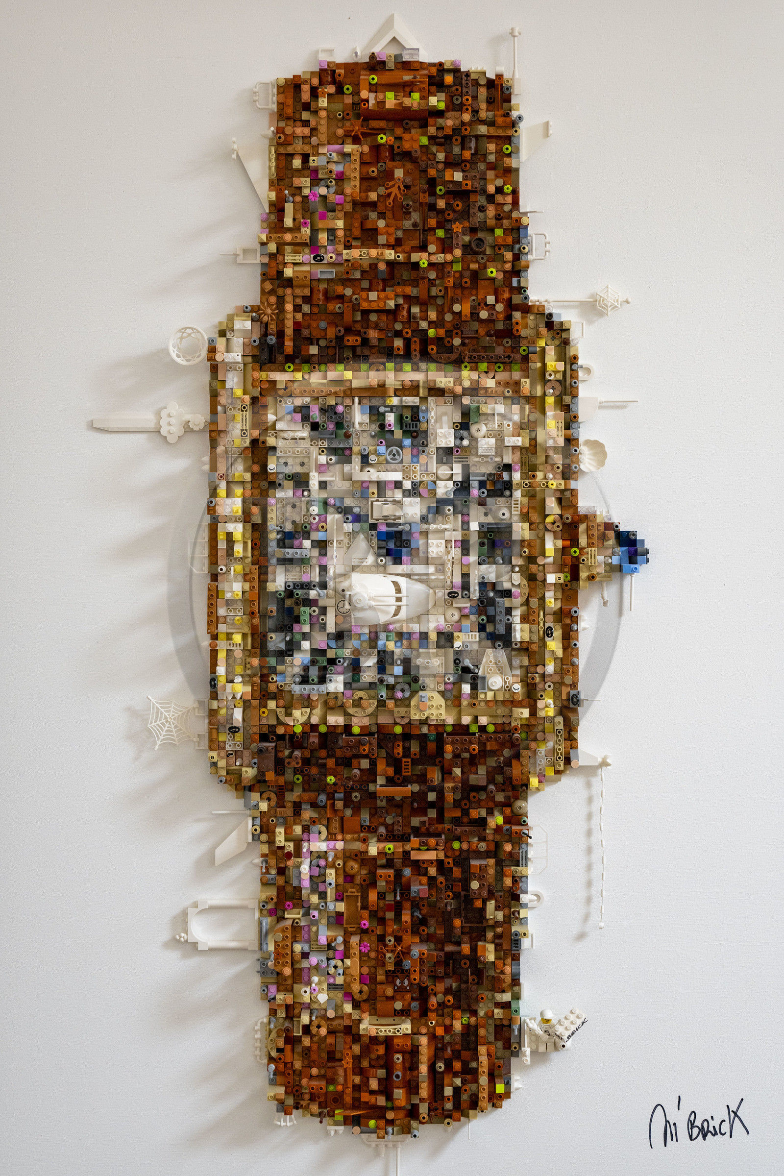 France, Côte-d'Or (21), Dijon, l'artiste Aymeric Gillet alias M'Brick dans son atelier rempli de caisses de Légo multicolores utilisés pour créer des tableaux géants pixellisés inspirés par la pop culture