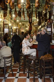 Espagne, Andalousie, Séville, quartier de Santa Cruz, bar à Tapas Las Teresas Calle Santa Teresa