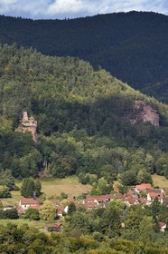 France, Bas-Rhin (67), Parc naturel régional des Vosges du Nord, Obersteinbach, le village et son église catholique dominés par les ruines du chateau du Petit-Arnsberg perché sur un rocher de grès