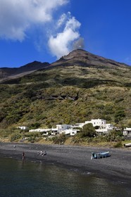 Italie, Sicile, iles Eoliennes, classées Patrimoine Mondial de l'UNESCO, ile de Stromboli, une des multiples et régiulières éruptions du volcan Stromboli qui culmine à 924m, la plage de Scari au premier plan