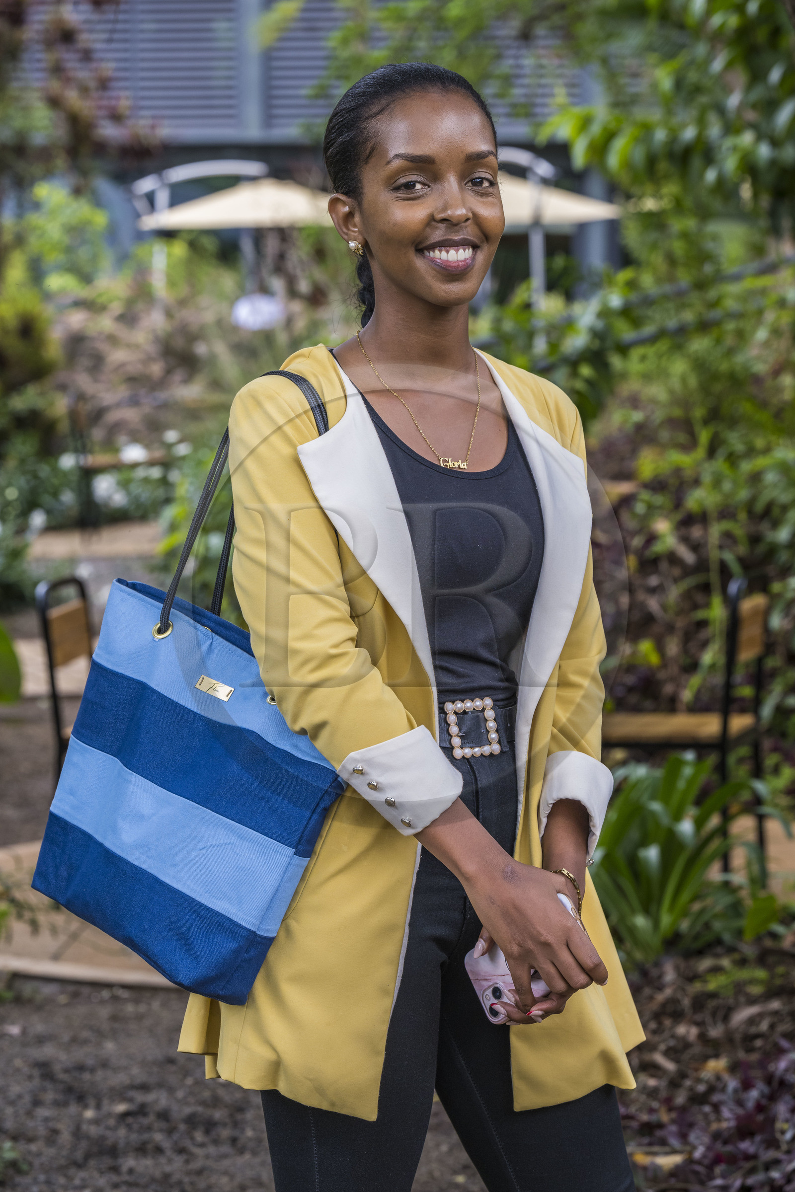 Rwanda, Kigali, Norrsken House Kigali, la styliste Gloria Girabawe, fondatrice et PDG de Flove, avec un nouveau sac de sa collection