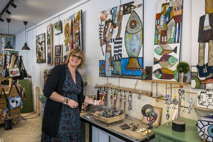 France, Vendée (85), Saint-Gilles-Croix-de-Vie, le marché dans le quartier Saint Gilles, la Galerie, boutique atelier de l'artiste créateur Kartonik, Céline Morit