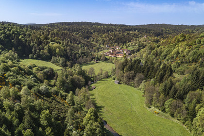 France, Lozère (48), Cheylard-l'Evêque, randonnée avec un âne sur le chemin de Stevenson (GR 70), le village dans la vallée (vue aérienne)