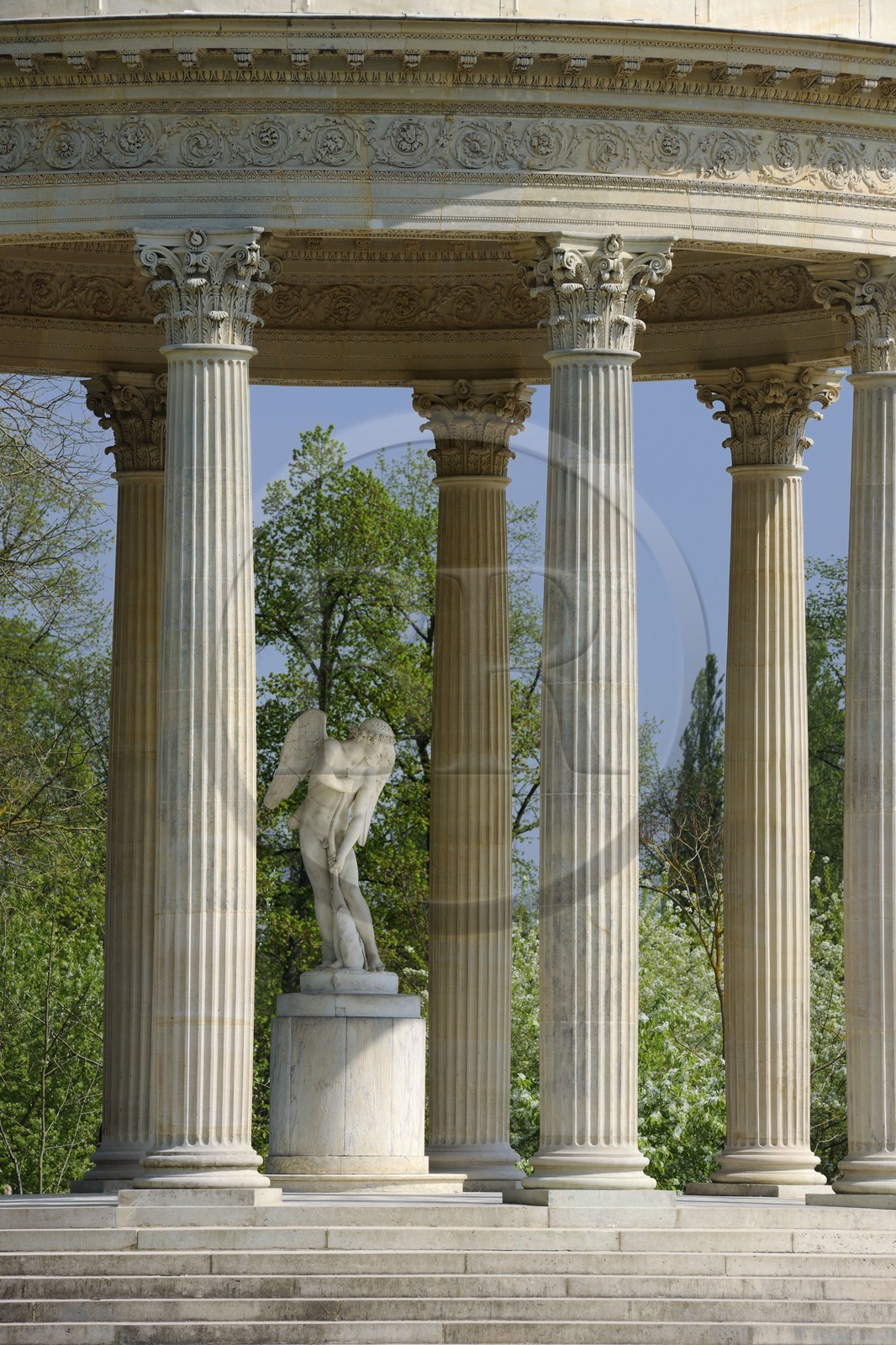 France, Yvelines (78), château de Versailles, classé Patrimoine Mondial de l'UNESCO, le domaine de Marie-Antoinette, jardin du Petit Trianon, le Temple de l'Amour, statue de Cupidon de Bouchardon intitulée L'Amour taillant son arc dans la massue d'Hercule France, Yvelines (78), château de Versailles, classé Patrimoine Mondial de l'UNESCO, le domaine de Marie-Antoinette, jardin du Petit Trianon, le Temple de l'Amour, statue de Cupidon de Bouchardon intitulée L'Amour taillant son arc dans la massue d'Hercule