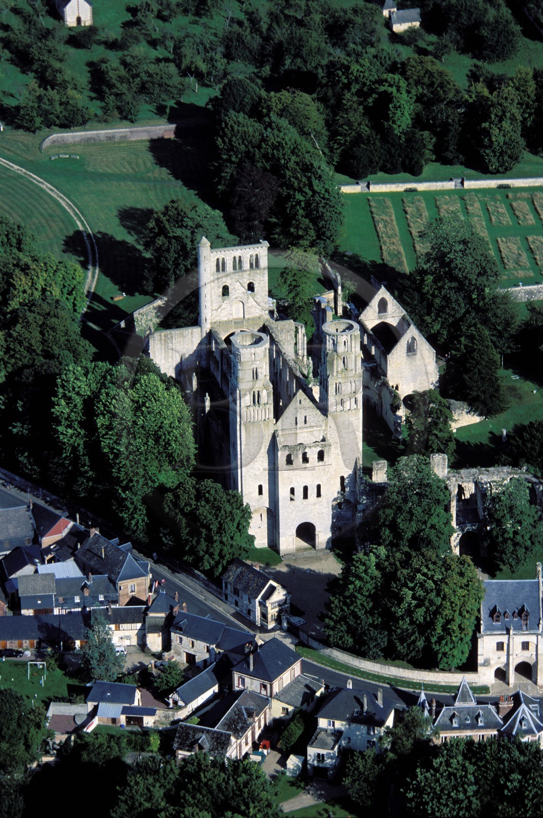 France, Seine-Maritime (76), l' abbaye de Jumièges, (vue aérienne) France, Seine-Maritime (76), l' abbaye de Jumièges, (vue aérienne)