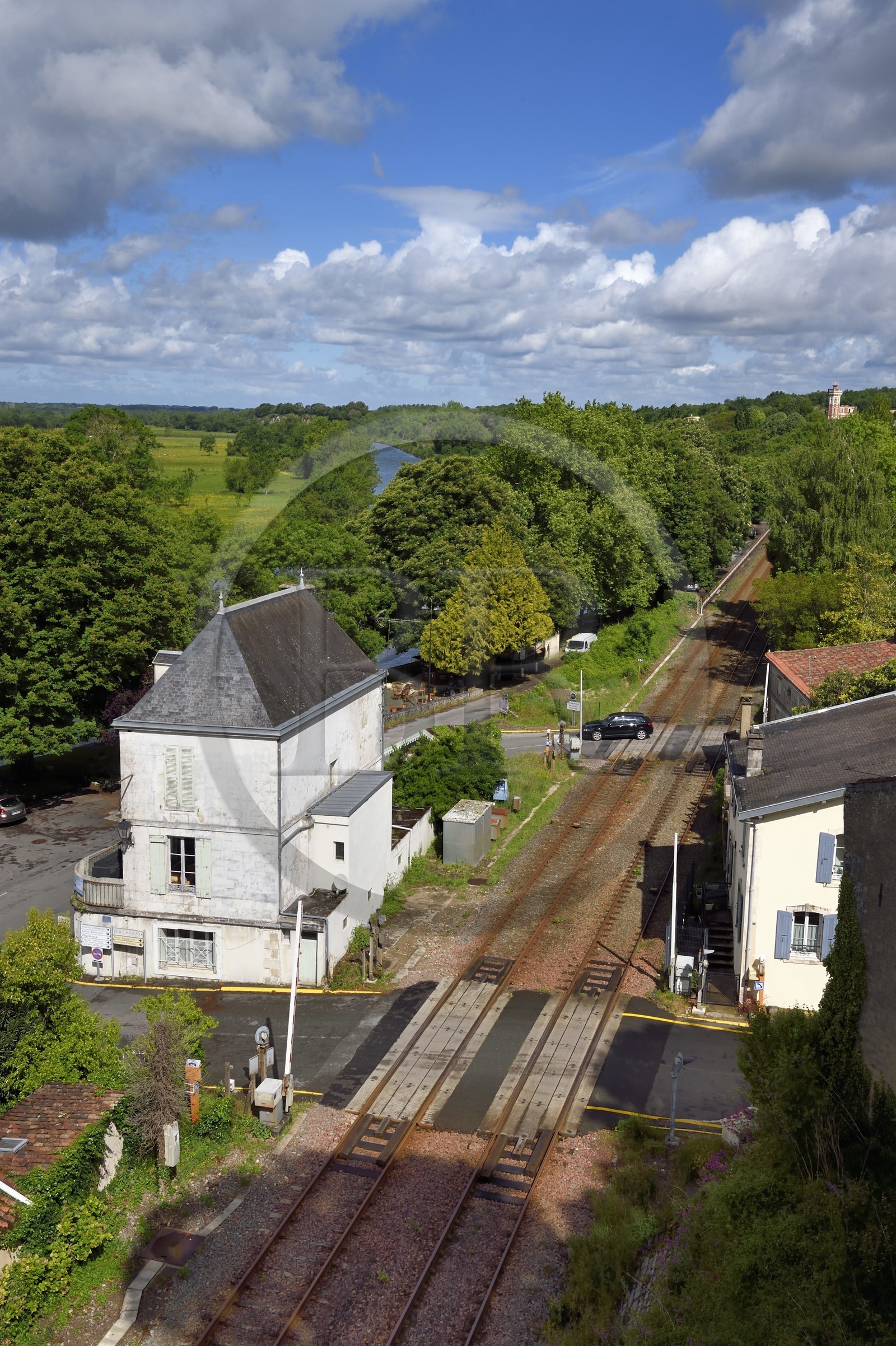 France, Charente-Maritime (17), Saintonge, Taillebourg, passage à niveau double