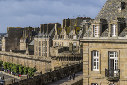 France, Ille et Vilaine, Cote d'Emeraude (Emerald Coast), Saint Malo, the walkway on the ramparts at the Porte Saint-Vincent and the inner city