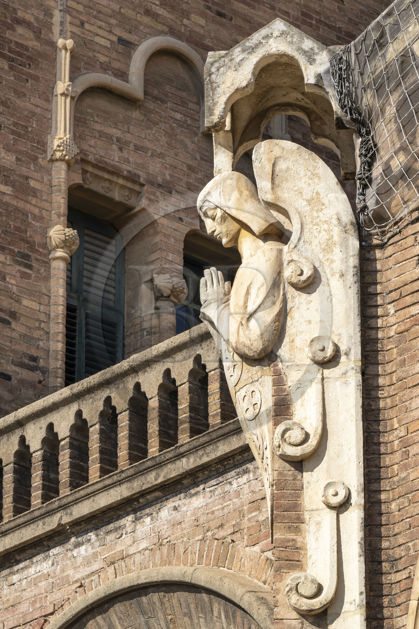 Espagne, Catalogne, Barcelone, quartier d'El Guinardo, ancien Hospital de la Santa Creu i de Sant Pau classé Patrimoine Mondial de l'UNESCO, de style moderniste par l'architecte Domenech i Montaner, aujourd'hui un musée et un centre culturel, statue d'un ange