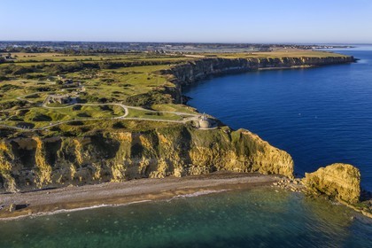 France, Calvados (14), Cricqueville-en-Bessin, la Pointe du Hoc, ruines des fortifications allemandes et les trous d'obus du débarquement du 6 juin 1944 lors de la seconde guerre mondiale (vue aérienne)