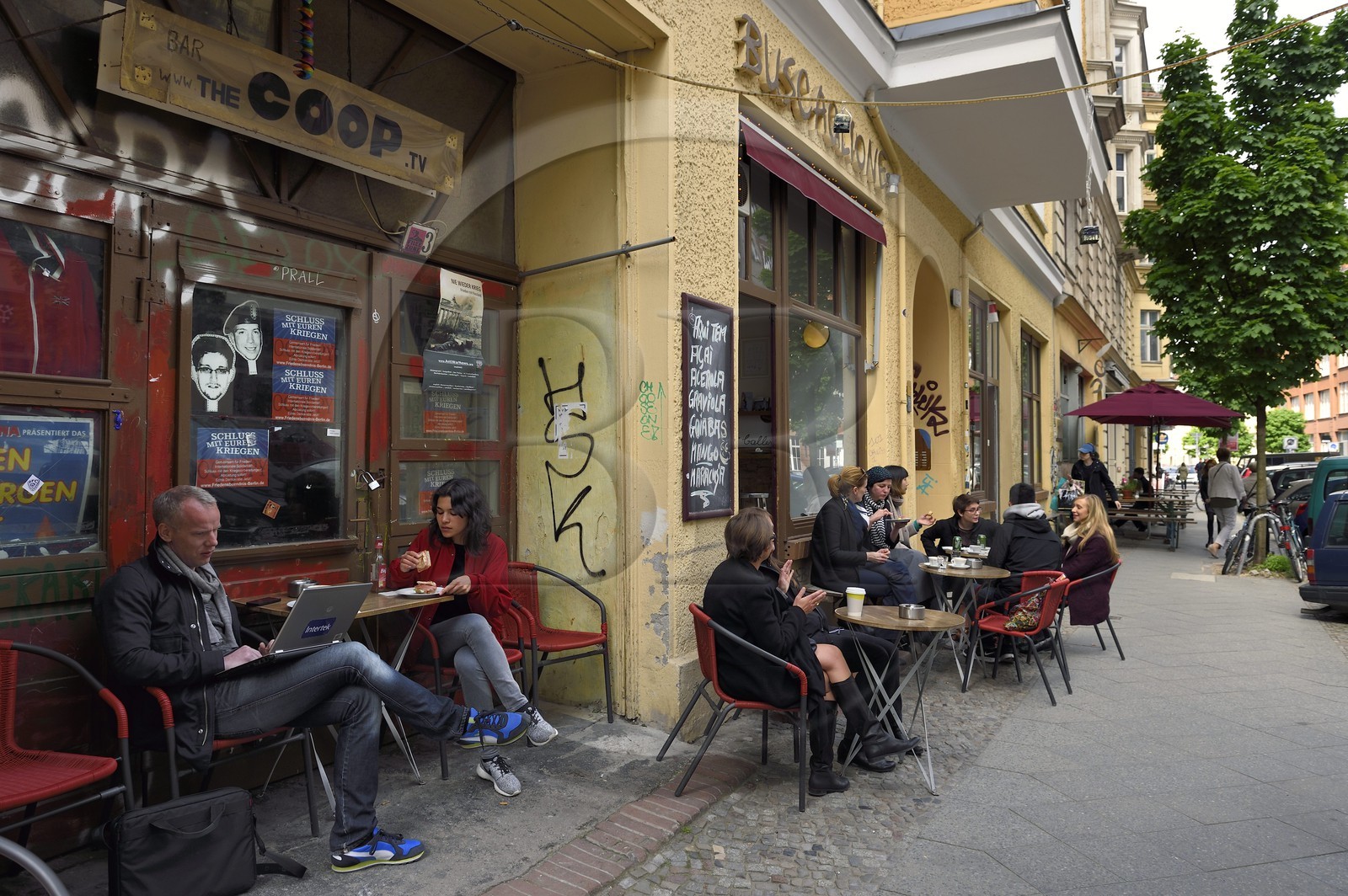 Allemagne, Berlin, Berlin-Mitte, terrasse de Café dans la Rochstrasse